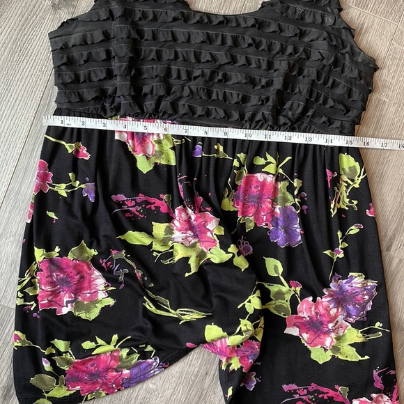 Weston Wear Ruffled Tank top with empire waist with Flower pattern . - Picture 8 of 9